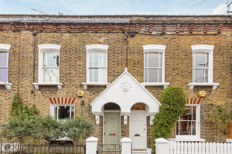 Beautiful 2 bedroom Shaftesbury Cottage to let, SW11 The Online