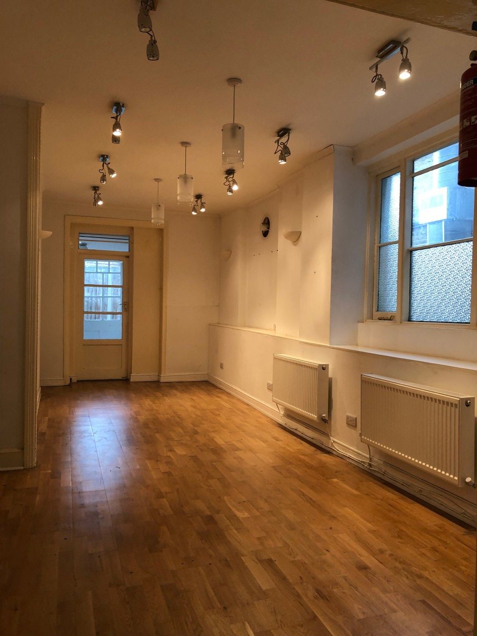 Commercial property to let in Twickenham High Street Suitable for Retail or Office The