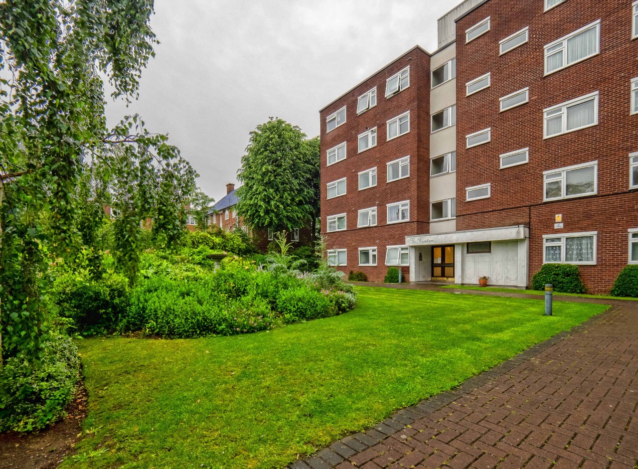 Two Bedroom Apartment to let in The Fountains, Finchley The Online