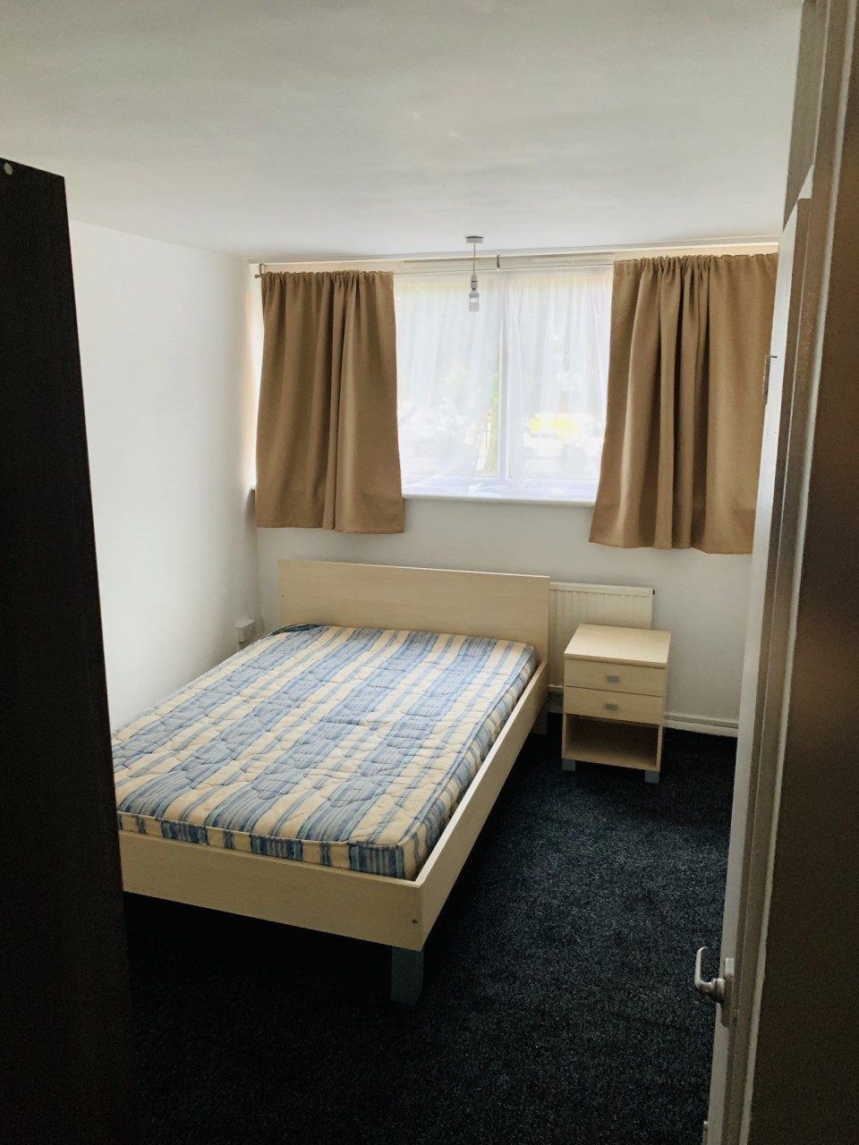 Refurbished 2 bed apartment with parking to let in Canning Town The