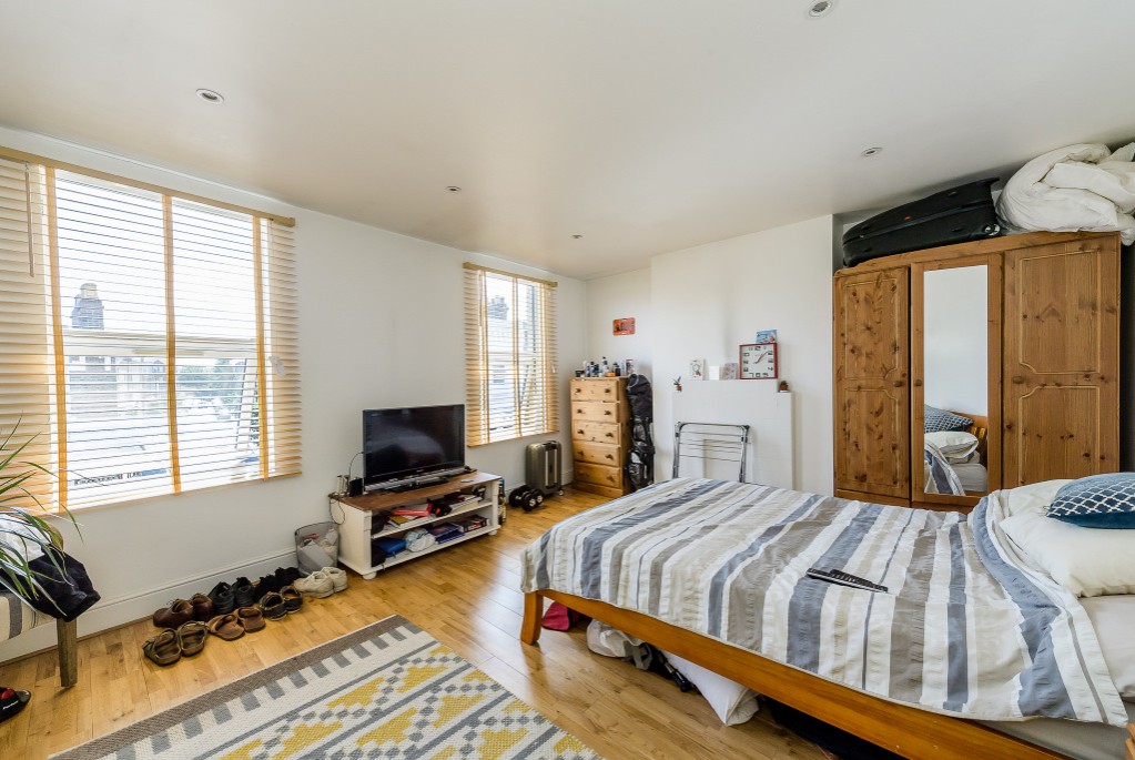A QUALITY FOUR BEDROOM FLAT TO RENT IN CLAPHAM NORTH The Online Letting Agents Ltd