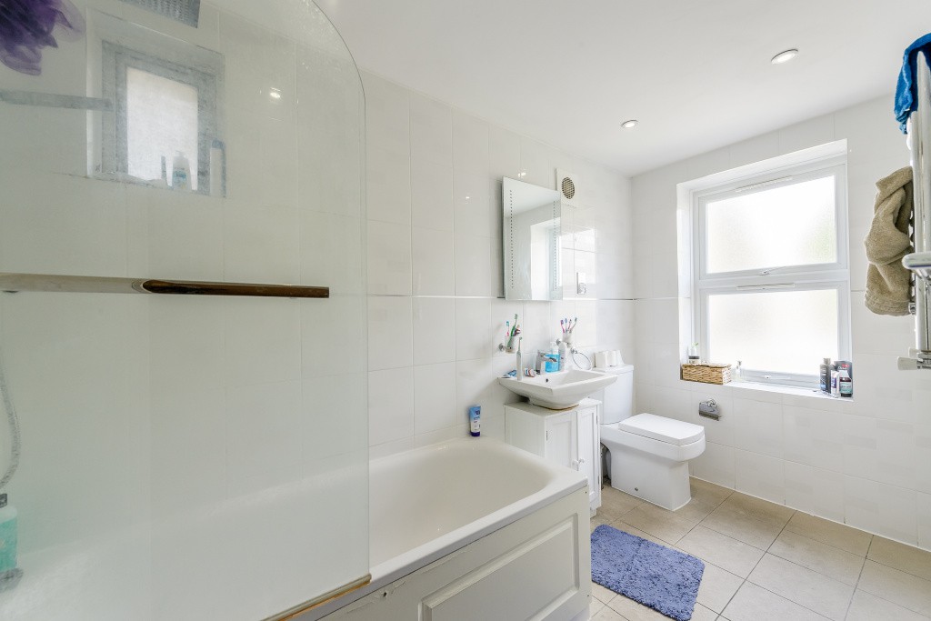 A QUALITY FOUR BEDROOM FLAT TO RENT IN CLAPHAM NORTH The Online Letting Agents Ltd