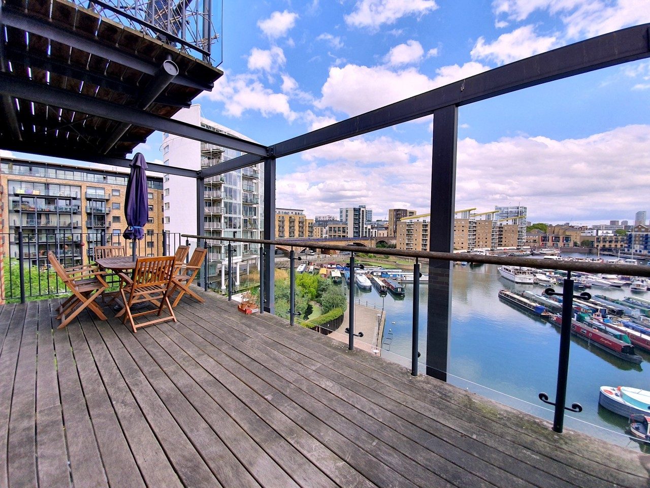 Stunning 2 Bed / 2 Bath Apartment with 20ft deck Overlooking Limehouse