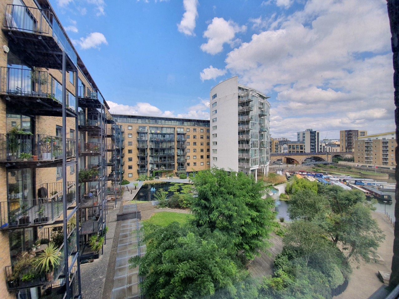 Stunning 2 Bed / 2 Bath Apartment with 20ft deck Overlooking Limehouse