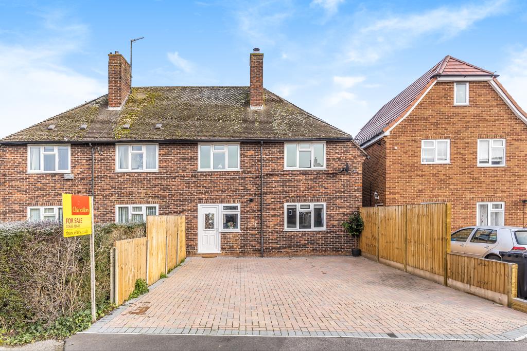 Spacious 3bedroom family house in Central Newbury with garden and off