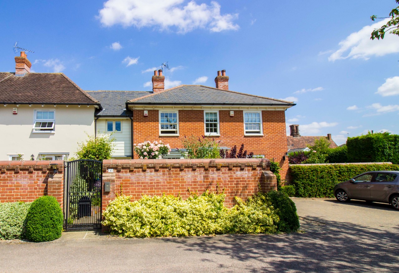 High quality 2 bedroom property to let in the heart of Clare The