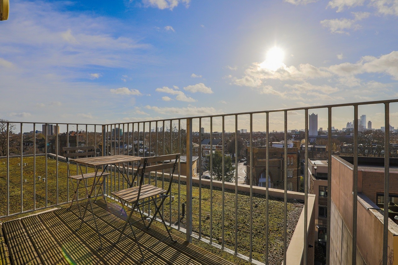 Fabulous Top Floor Flat with Spectacular Views to Rent in London, E8