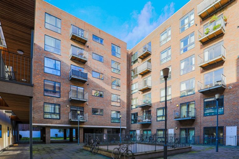 Fabulous Top Floor Flat with Spectacular Views to Rent in London, E8