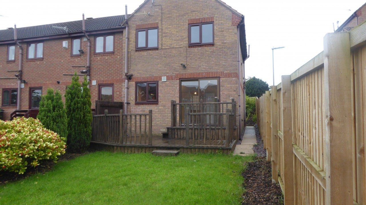 Modern 3 bed end town house in great location with garden, garage and