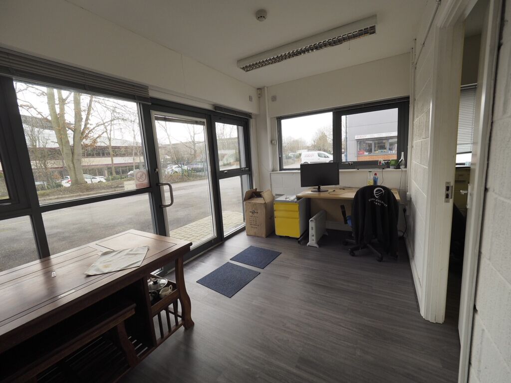 Warehouse and buildin ground office to Let in Wokingham The Online