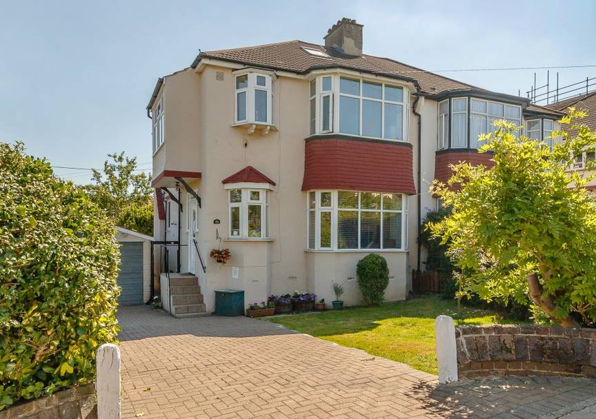 Fully furnished 3 Bed To Let in South Croydon with all amenities available for short term rental