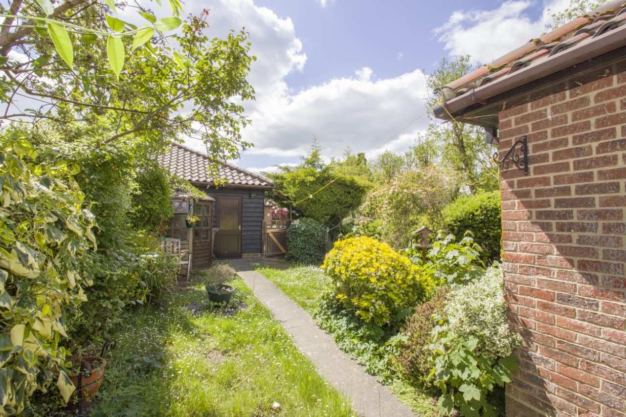 3 bedroom bungalow to let in the popular town of Clare, Suffolk The