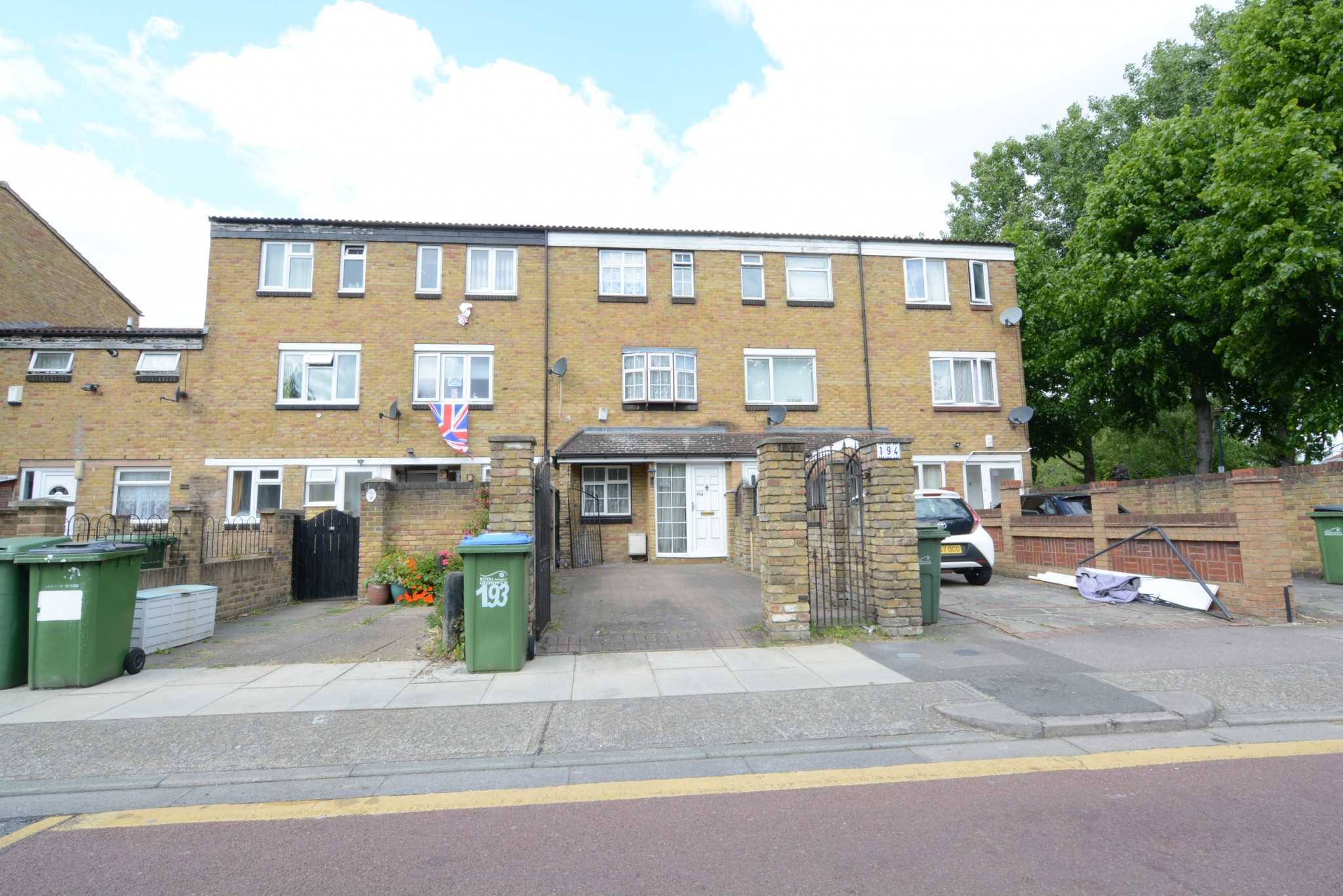 Modern 4 Bedroom Town House to let in Thamesmead Free Parking
