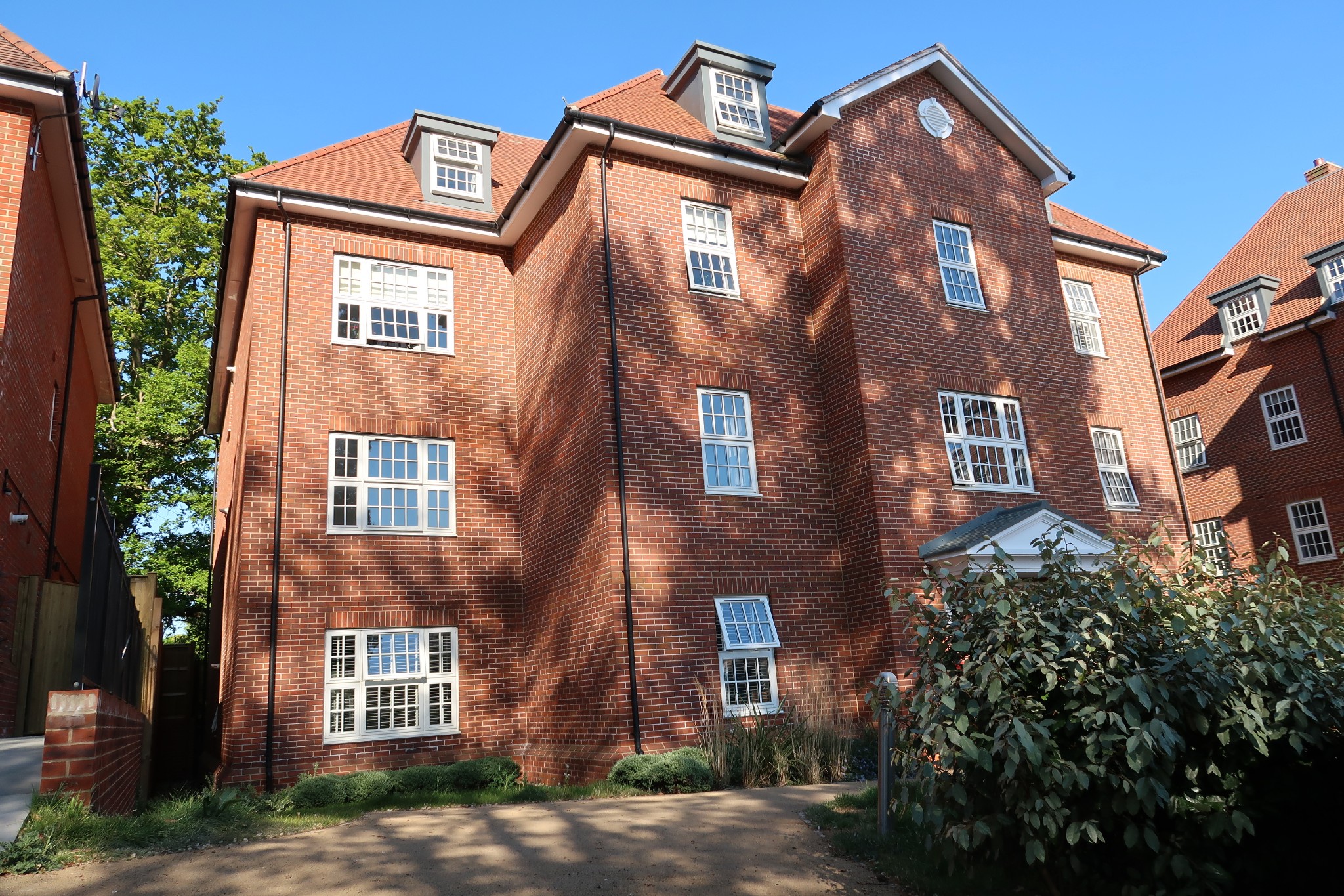 Large & Modern Three Bedroom Apartment to Let in The Online