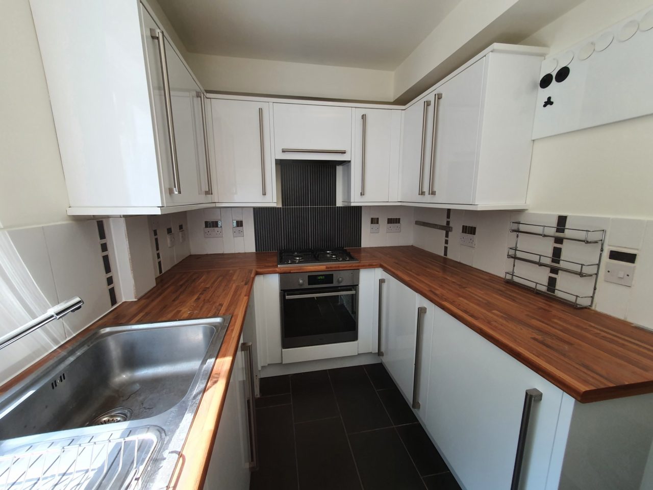 One Bedroom Apartment with Separate Home Office/Studio to let in