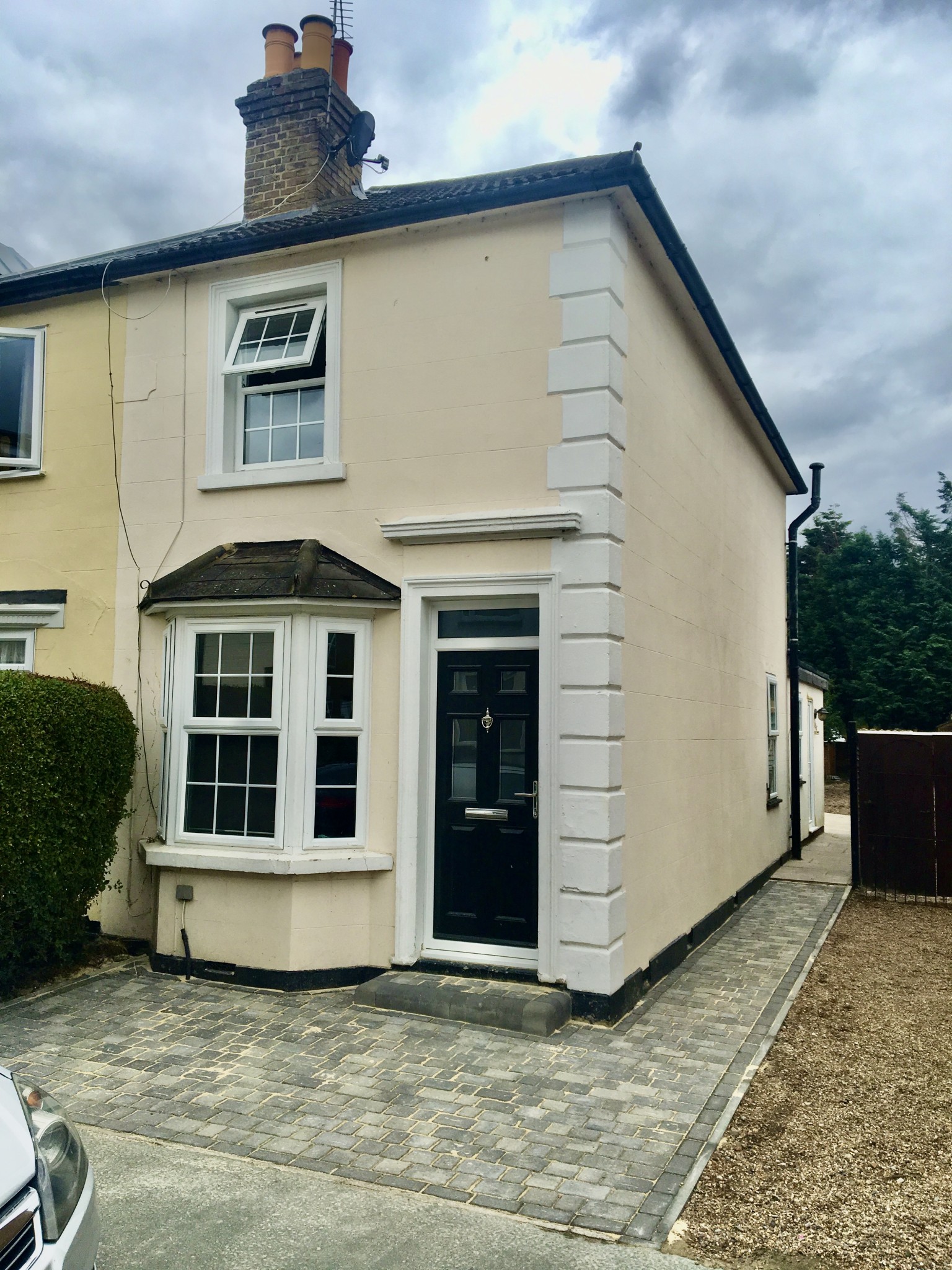 A stylish 2 bed semidetached house with large rear garden to let in