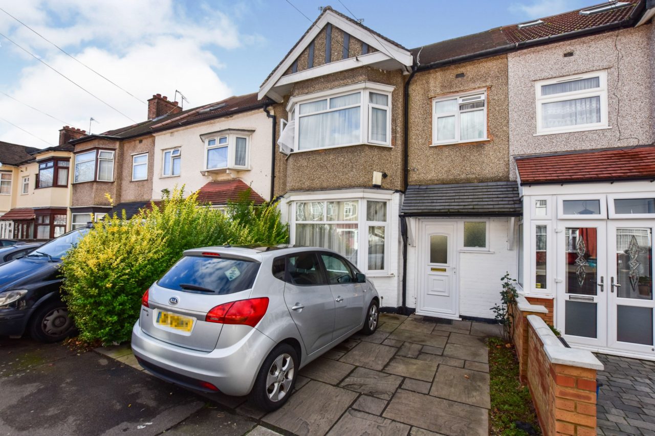 Three Bedroom Terraced Property with Walking Distance to Gants Hill