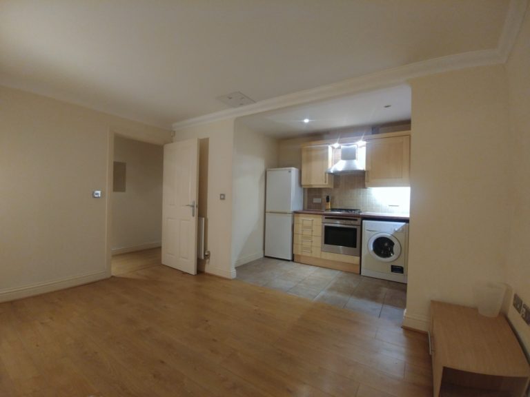 One bed flat to let in The Online Letting Agents Ltd