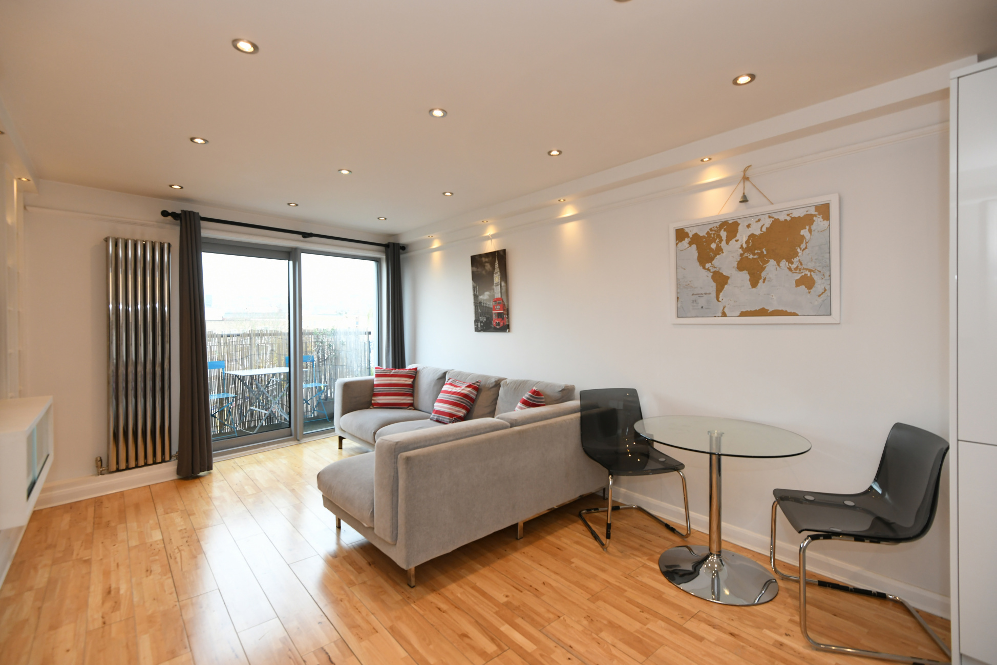 Contemporary stunning 1 bedroom furnished apartment to let in South