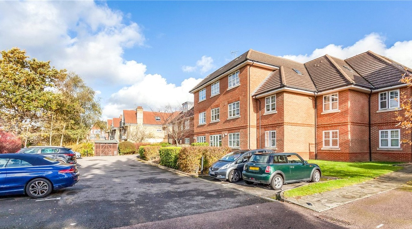 Spacious, Bright, TWO BED / TWO BATH FLAT (1st Floor) with Balcony