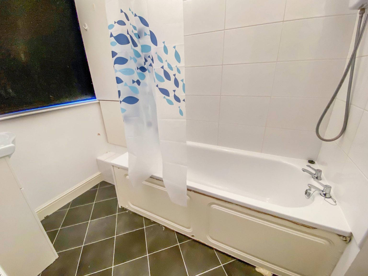 One Bedroom First Floor Flat To let in Gants Hill Located within a