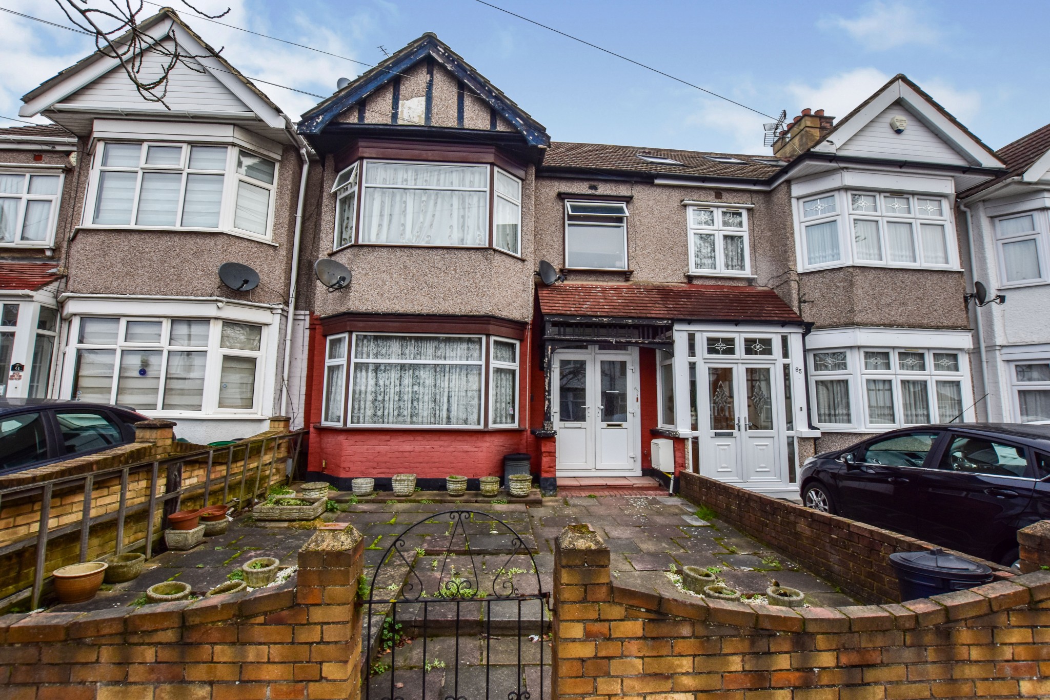 One Bedroom First Floor Flat To let in Gants Hill Located within a