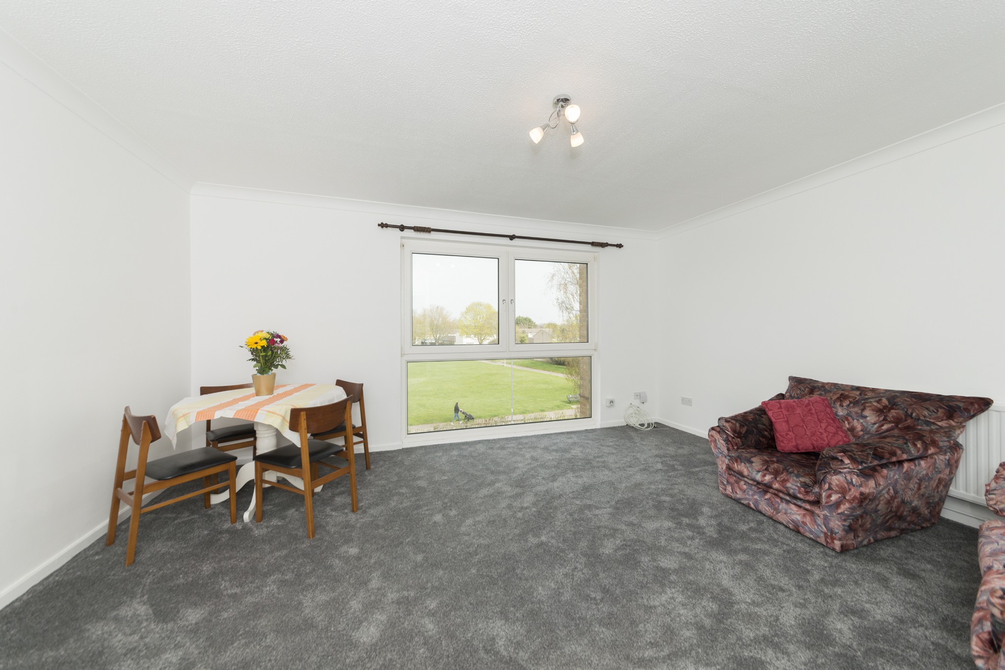 Large Two Bedroom Second Floor Flat to Let in Bracknell The Online