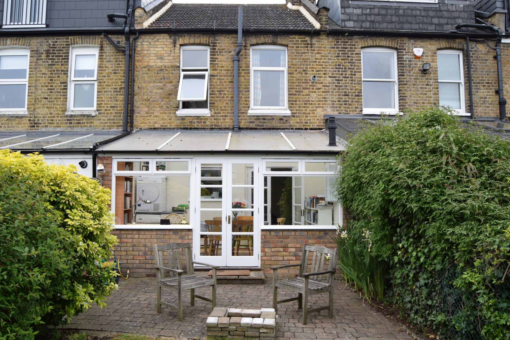 2 Bedroom Terraced House To Let in Apostles area of SW20 with