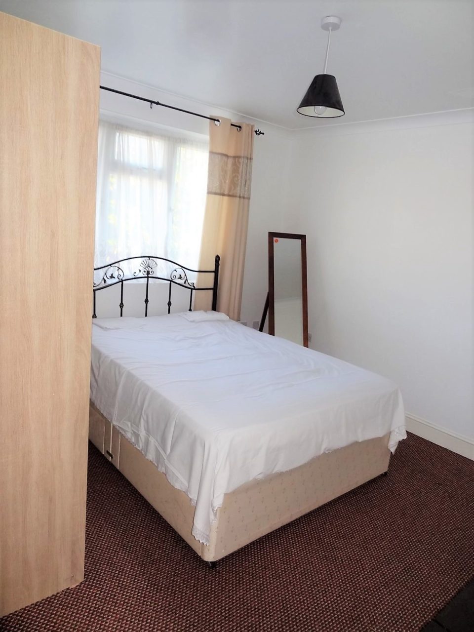 Room to rent in Chadwell Heath, 5 min to Chadwell Heath Station, lose