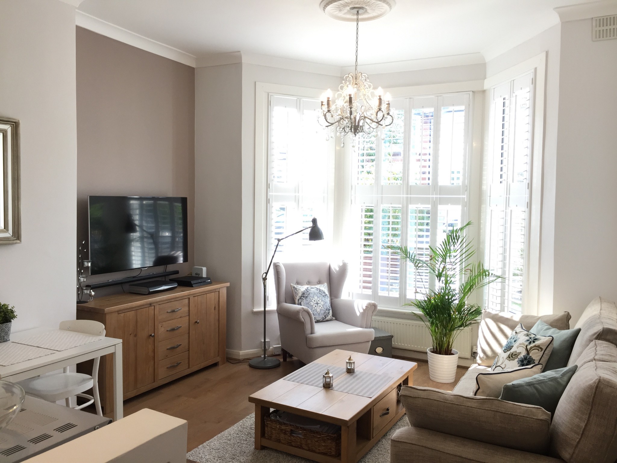 stunning-fully-furnished-1-bedroom-flat-with-garden-and-parking-to-let