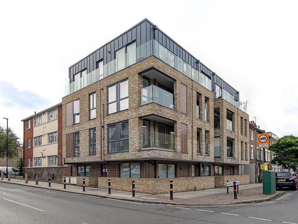 Immaculate 3 bed apartment with excellent transport links to Central