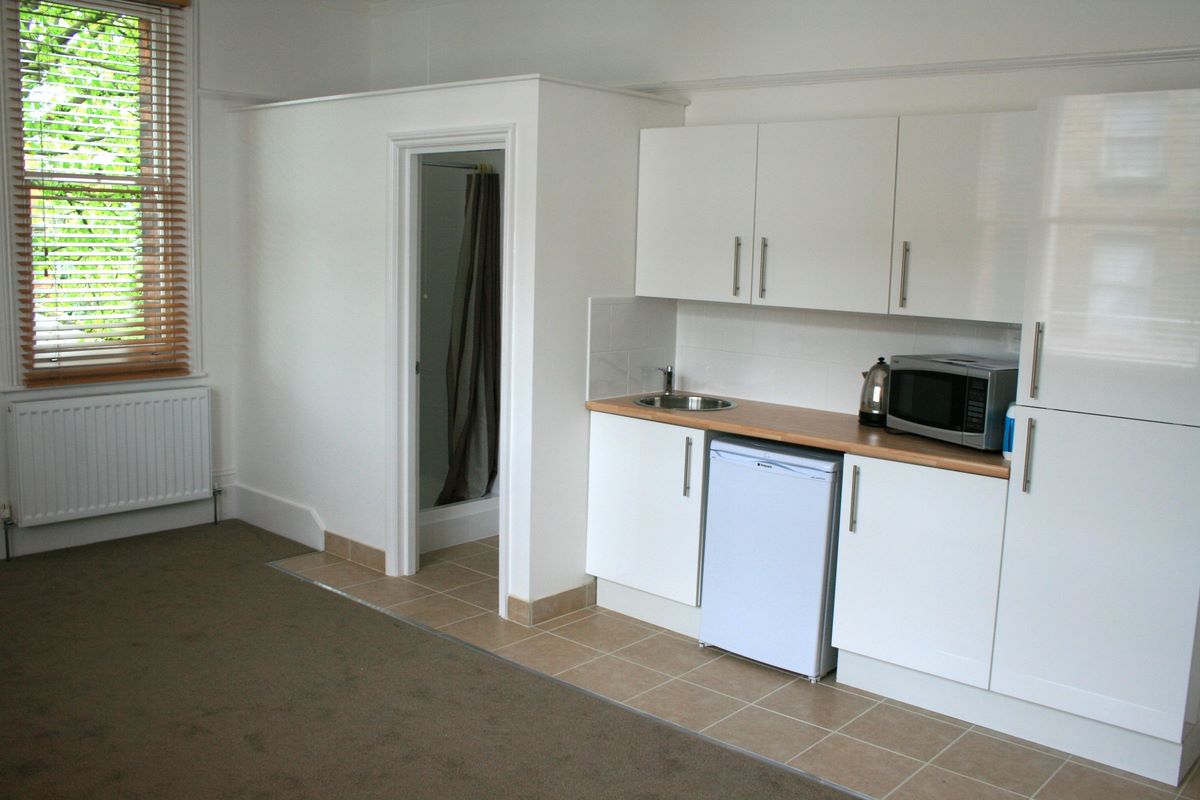 Modern Double Bedsit, All Main Utility Bills Included, Located in